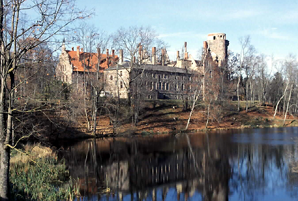 Slott i nrheten av Madon i Lettland. 